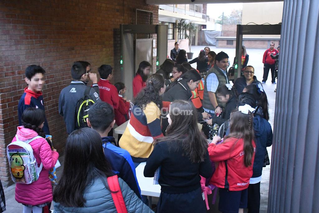 Con detectores de metal y mochilas transparentes, regresan a clases alumnos del Colegio Cervantes