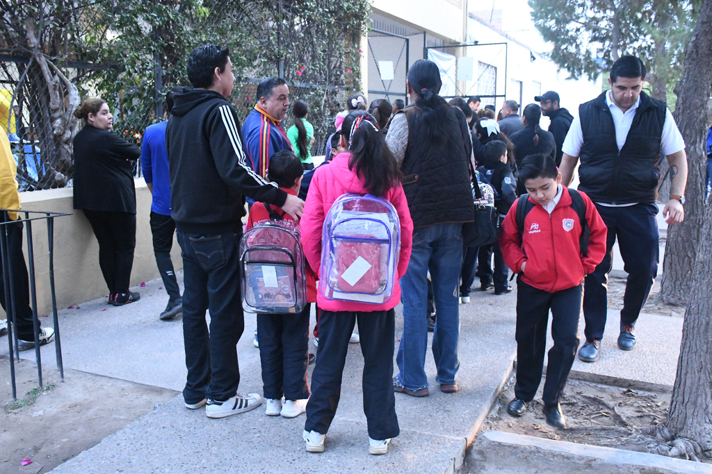 Alumnos del Colegio Cervantes regresan a clases con medidas de seguridad