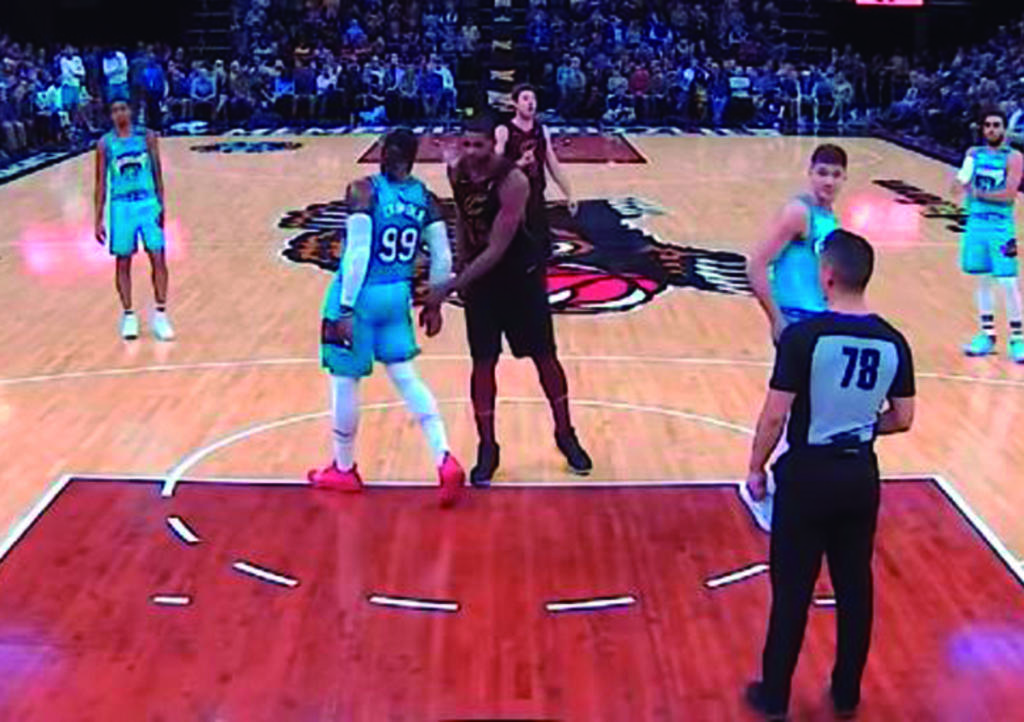 VIDEO: Expulsan a jugador de basquetbol por darle nalgada a rival