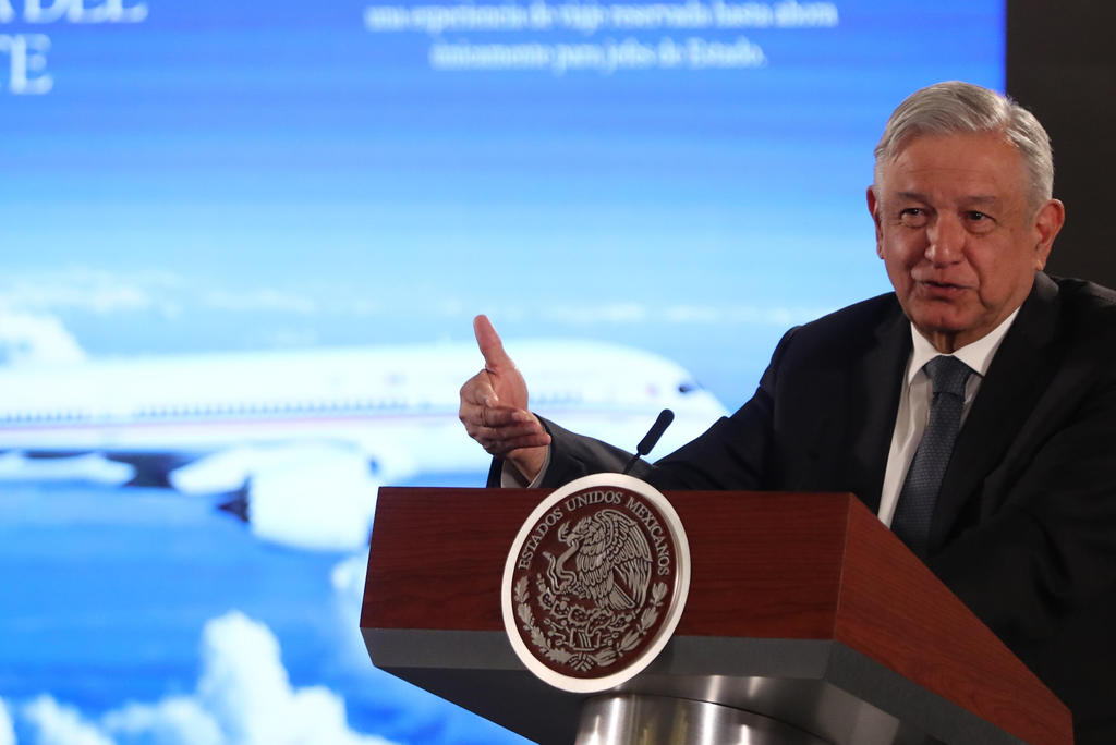 'Son buenísimos', dice AMLO sobre memes por rifa del avión presidencial