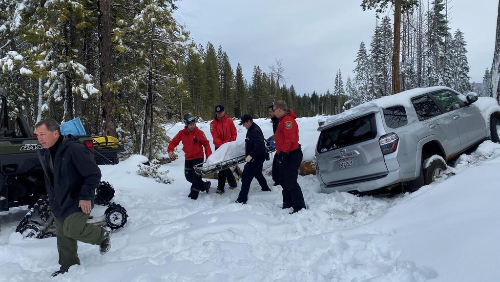 Anciana sobrevive 6 días en un auto cubierto de nieve