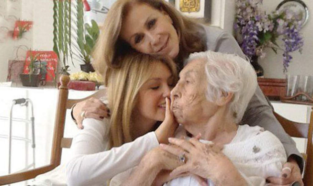 Thalía y Laura Zapata celebran cumpleaños 102 de su abuela