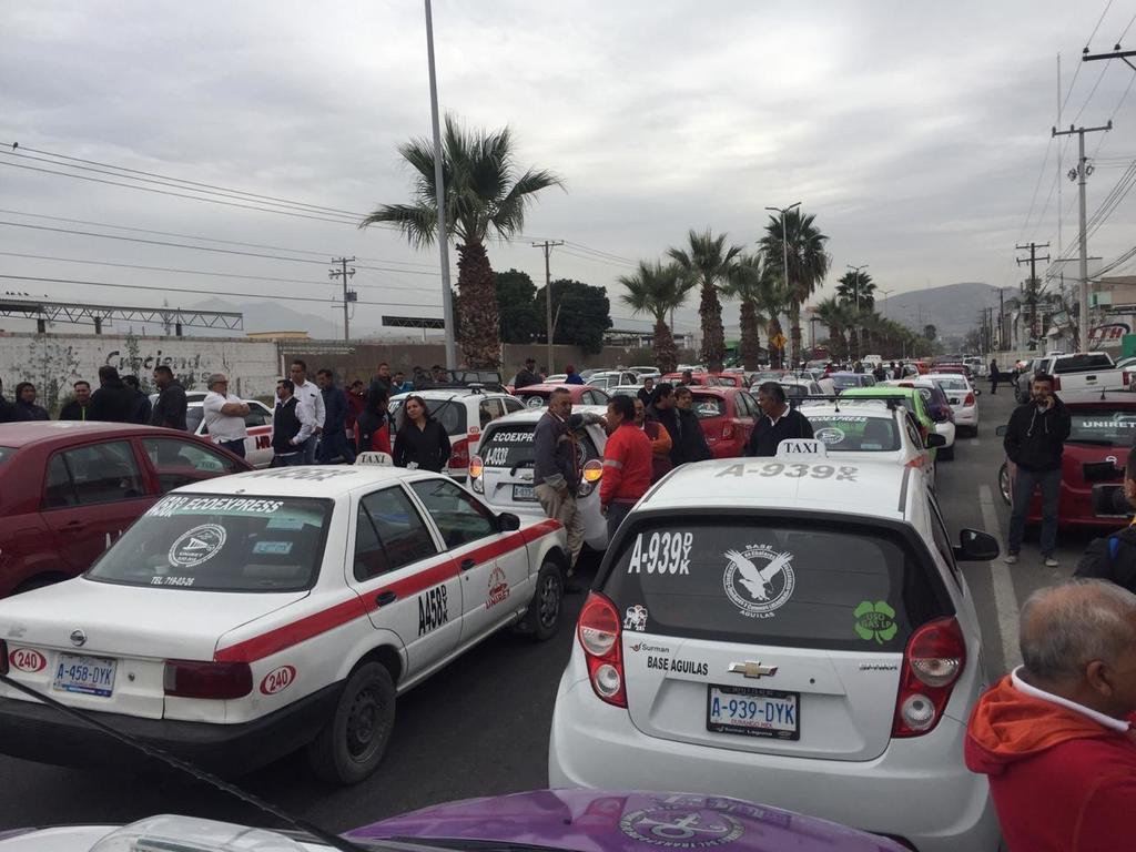Bloquean taxistas Subdirección de Transportes en Gómez Palacio