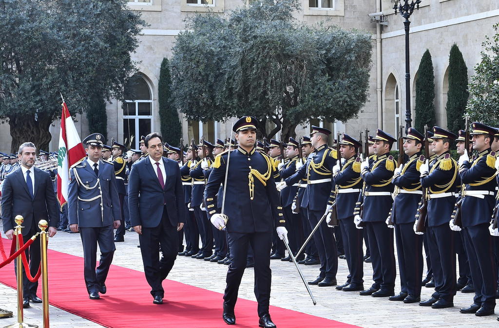 Estrena Líbano gobierno; busca ayuda internacional y confianza local