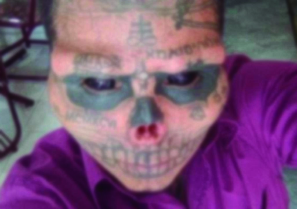 VIRAL: Joven se quita la nariz y orejas para parecer una calavera
