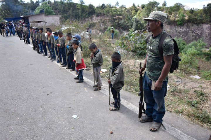 Indígenas arman a sus niños en Chilapa