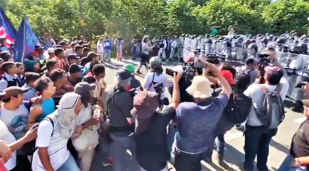 Guardia Nacional frena a golpes a migrantes en Chiapas