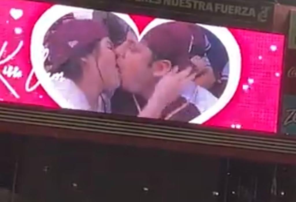 VIRAL: Nacen nuevos 'Arriaga y Victoria' en estadio de béisbol