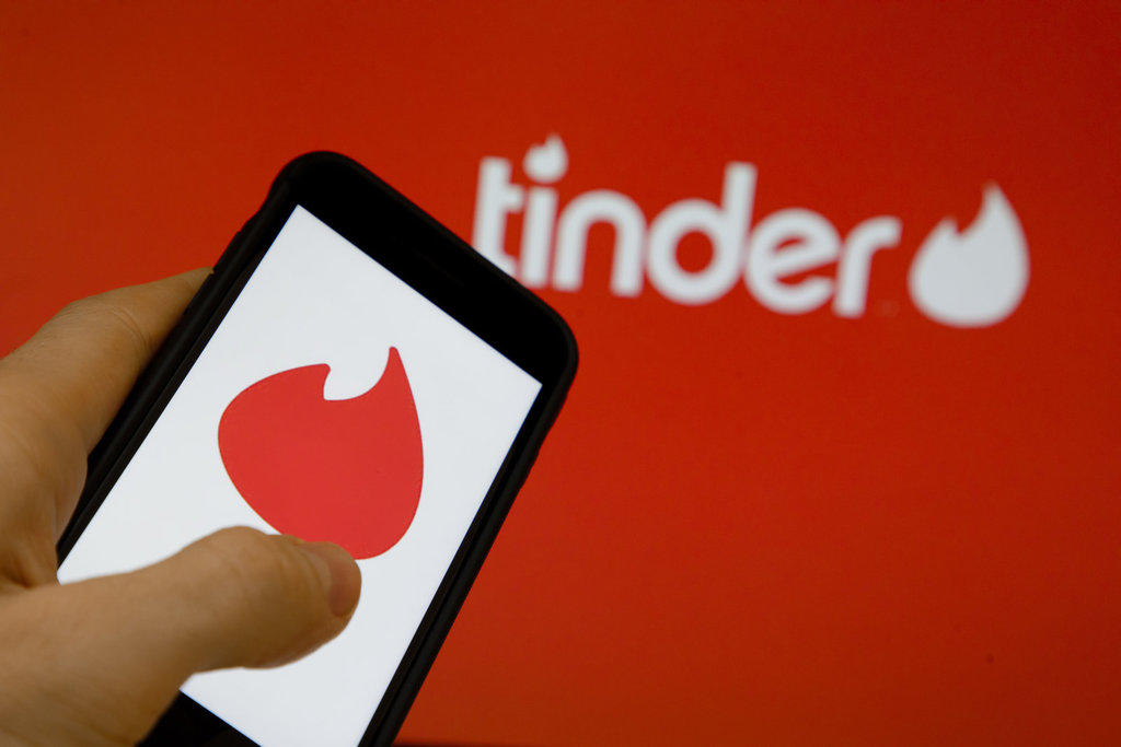 Verificará Tinder las fotos de los usuarios; también añade un botón para emergencias