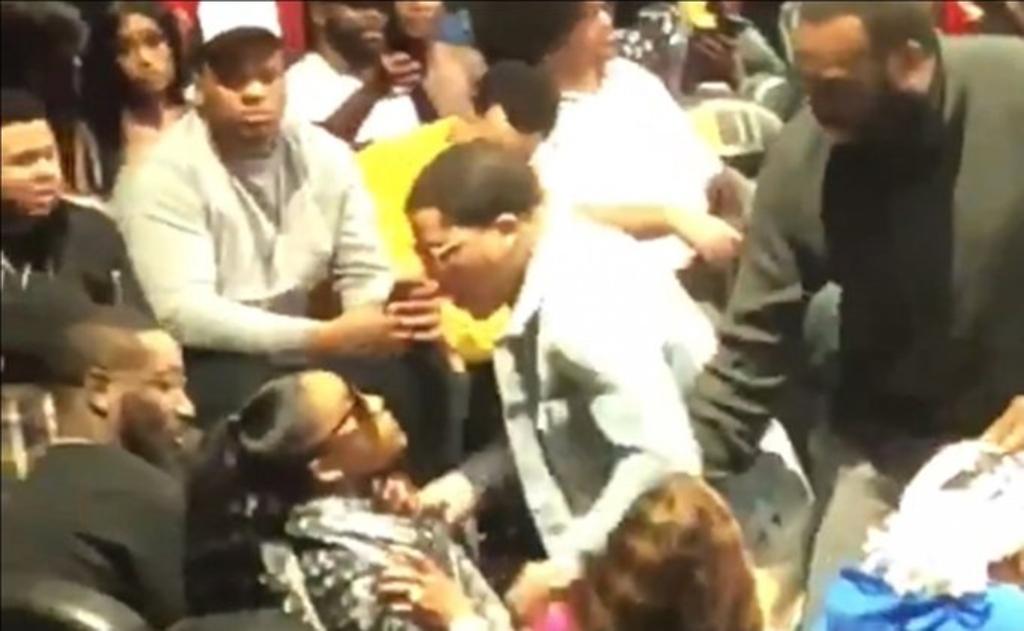 Boxeador agrede a su mujer en juego de basquetbol