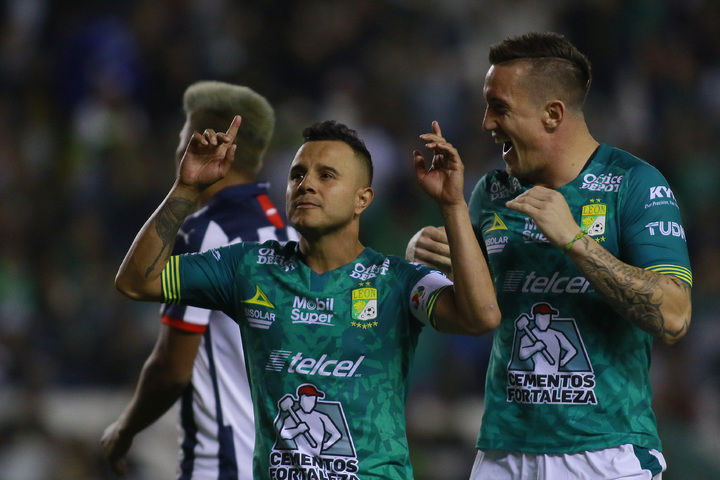 León ruge en lo alto