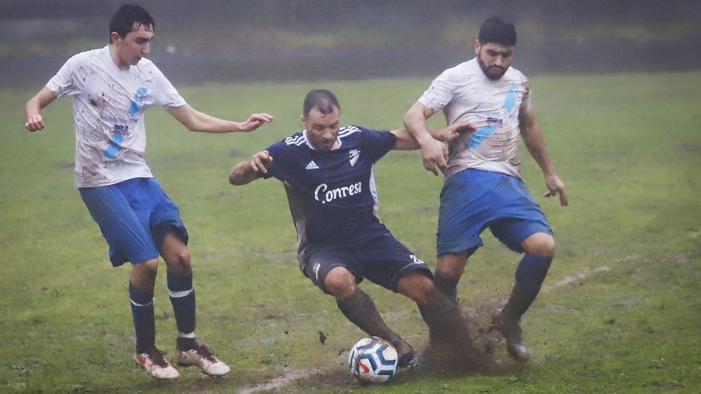 VIDEO: Entre charcos de lodo se lleva a cabo un partido de futbol