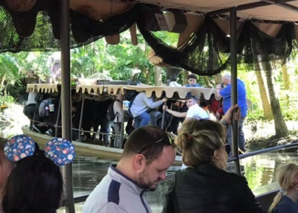 Atracción de Disney se hunde en el parque de diversiones