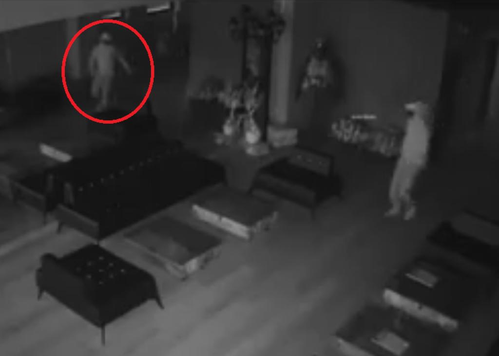 Ladrón huye al asustarse con su propio reflejo