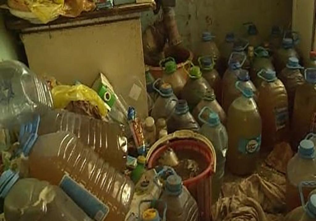 Familia orina en botellas de plástico durante un año