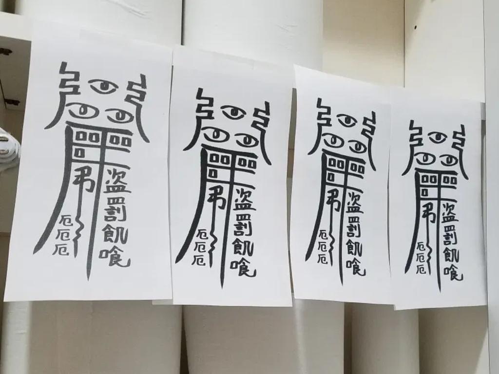 Le echa una maldición a su papel higiénico para evitar que lo roben