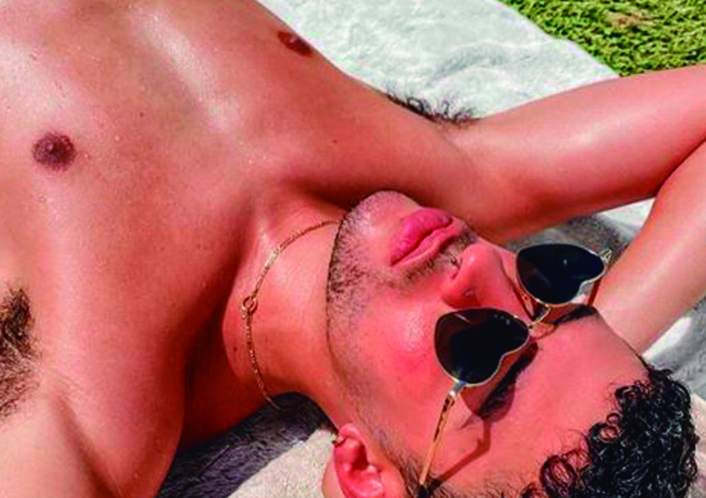 Bad Bunny enciende las redes sociales desnudo en cuarentena