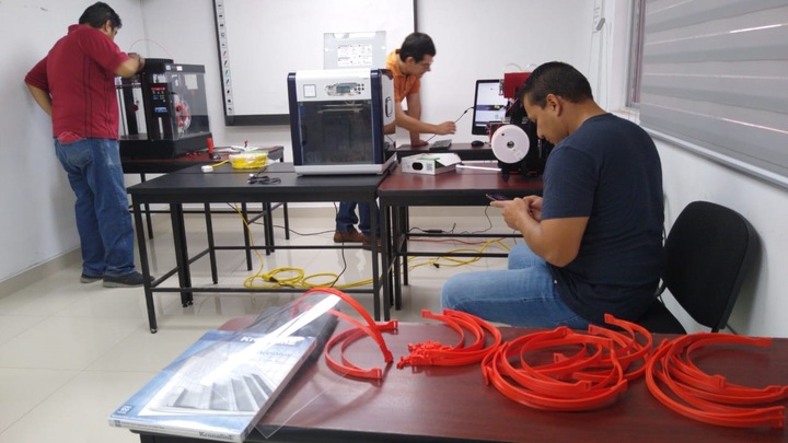 Fabrican materiales  para personal médico