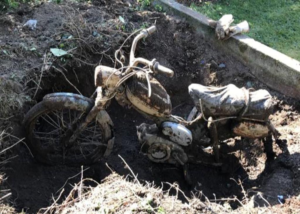 Descubre una motocicleta enterrada en su casa