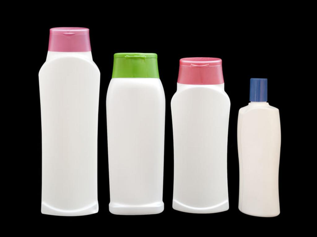 ¿Por qué los botes de champú se caen tan seguido?