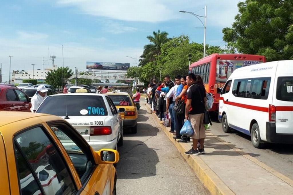 Ciudadanos de Tabasco caminan ante reducción de horario de transporte público
