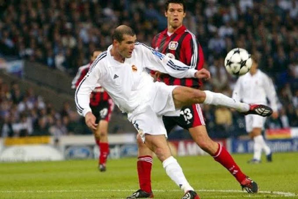 Eligen volea de Zidane como el mejor gol en la historia