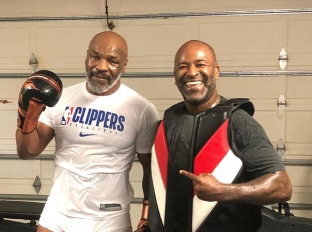 Sorprende la fuerza del veterano Mike Tyson