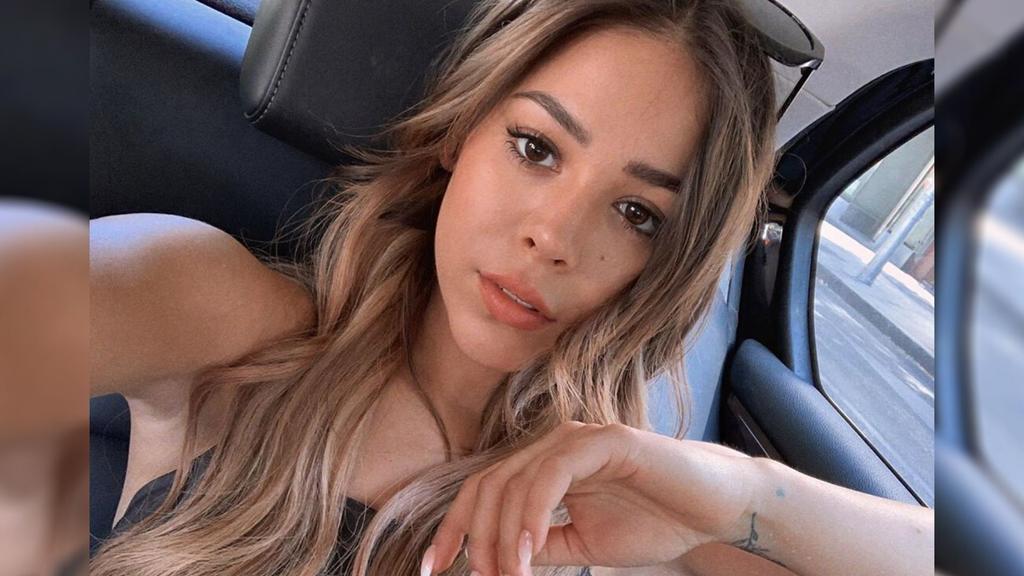 Danna Paola se quita la ropa para presumir su tatuaje