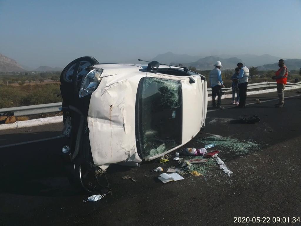 Volcadura en autopista de Lerdo deja una pareja lesionada