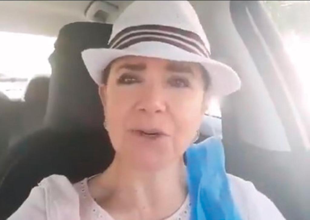 La llaman 'Lady Bot' por no saber qué son durante protesta anti-AMLO