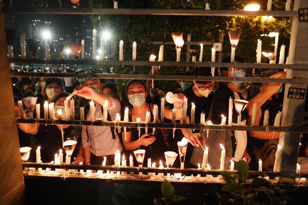 Desafía Hong Kong confinamiento; conmemoran a víctimas de Tiananmén​