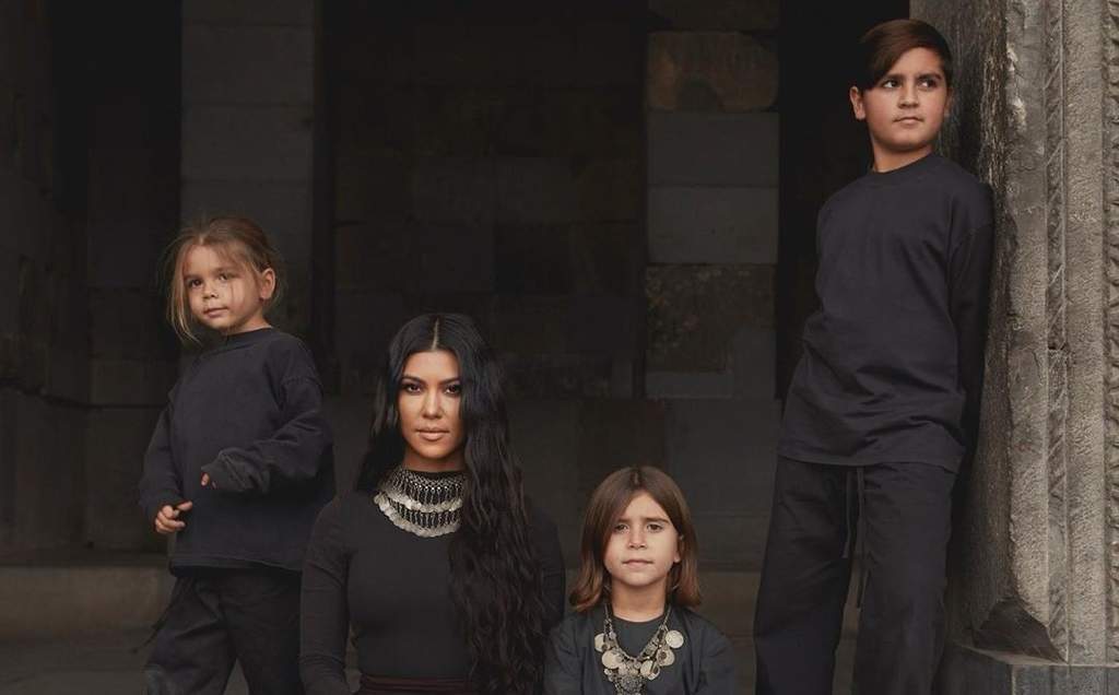 Kourtney Kardashian informa a sus hijos sobre 'el privilegio blanco'