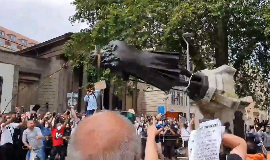 Derriban manifestantes estatua de esclavista en Reino Unido