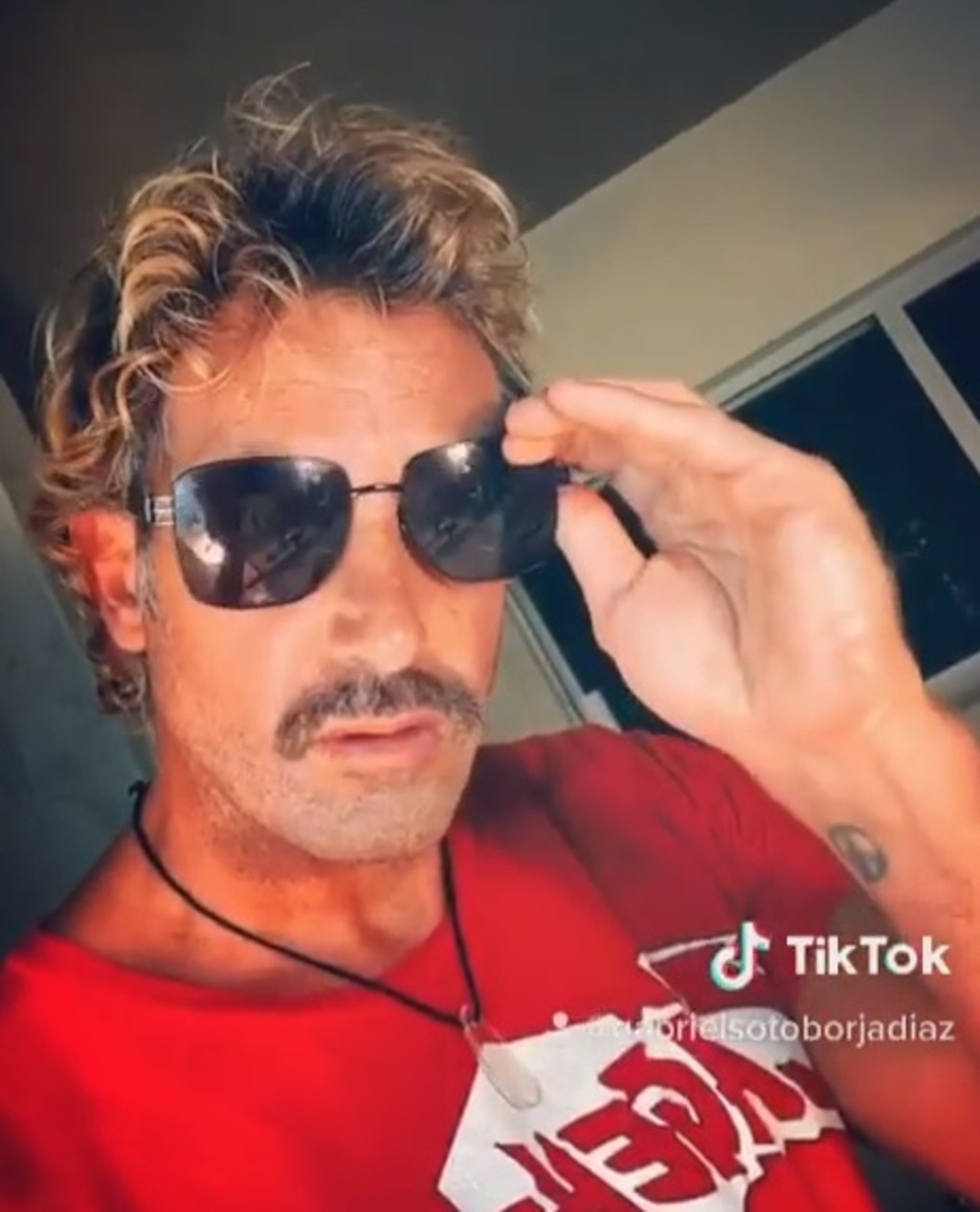 Gabriel Soto cambia de look en Tik Tok