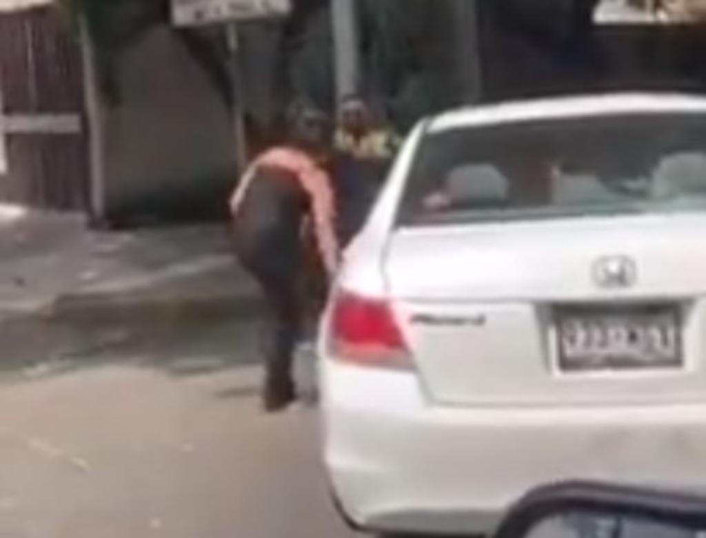 Surge 'Lady chancla', lanza su sandalia a policía durante discusión