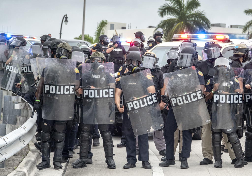 Policía de Miami prohíbe la técnica de arresto por estrangulamiento