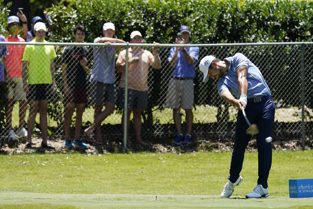 Schauffele lidera torneo, encima de varios astros