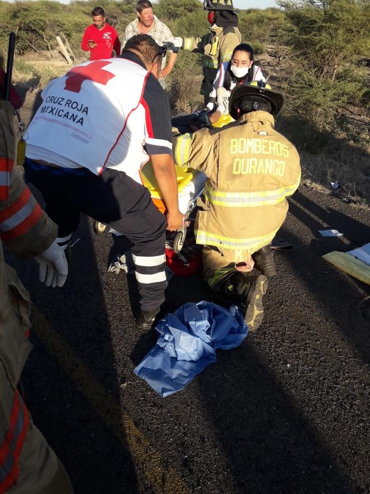Un muerto y un niño lesionado en volcadura