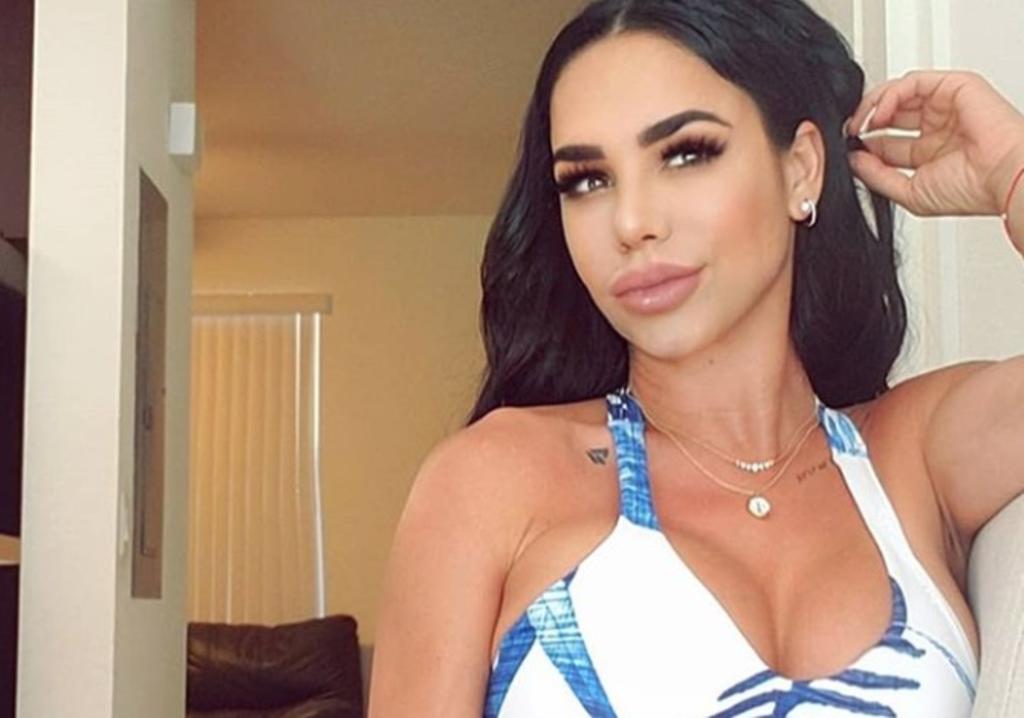 Lis Vega posa desde la playa en bikini