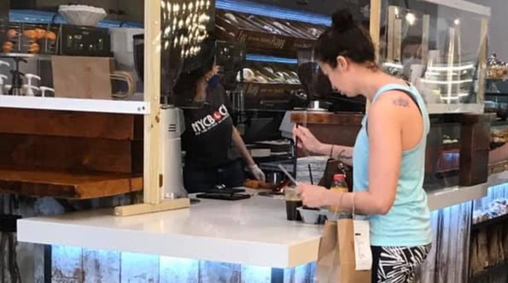 Mujer tose en la cara de otra por reclamarle que no usaba cubrebocas