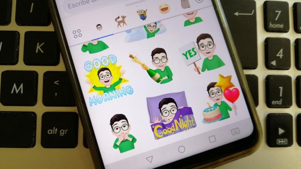 ¿Cómo puedo compartir mi avatar de Facebook en WhatsApp?