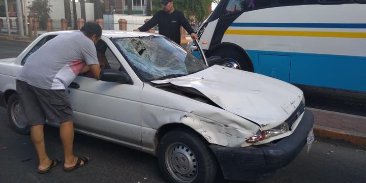 Choque deja motociclista lesionado