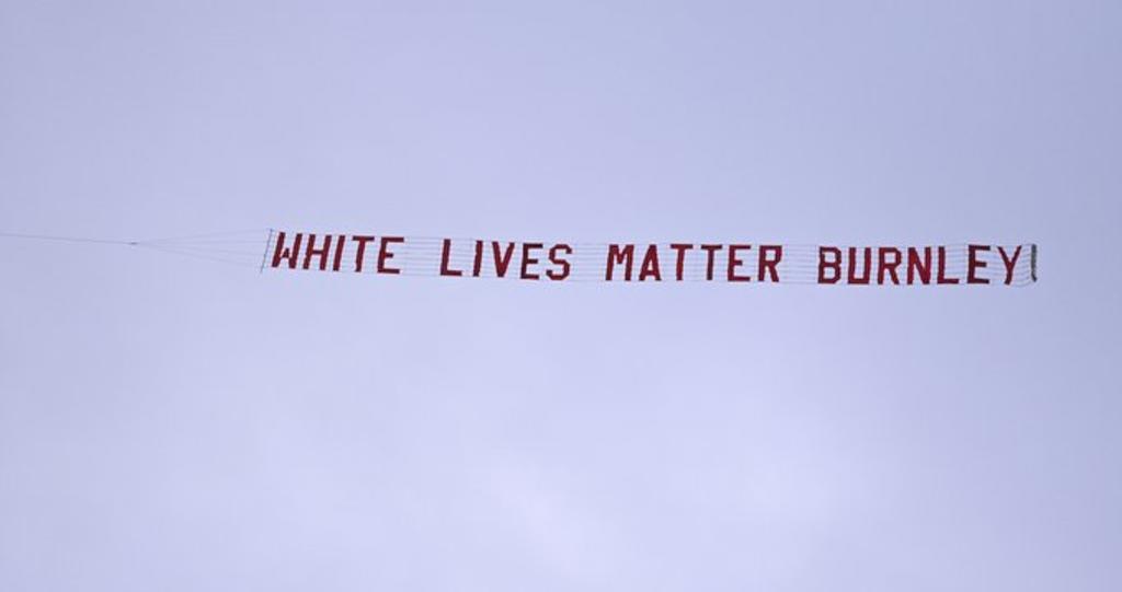 Policía investigan pancarta de White Lives Matter mostrada en Burnley