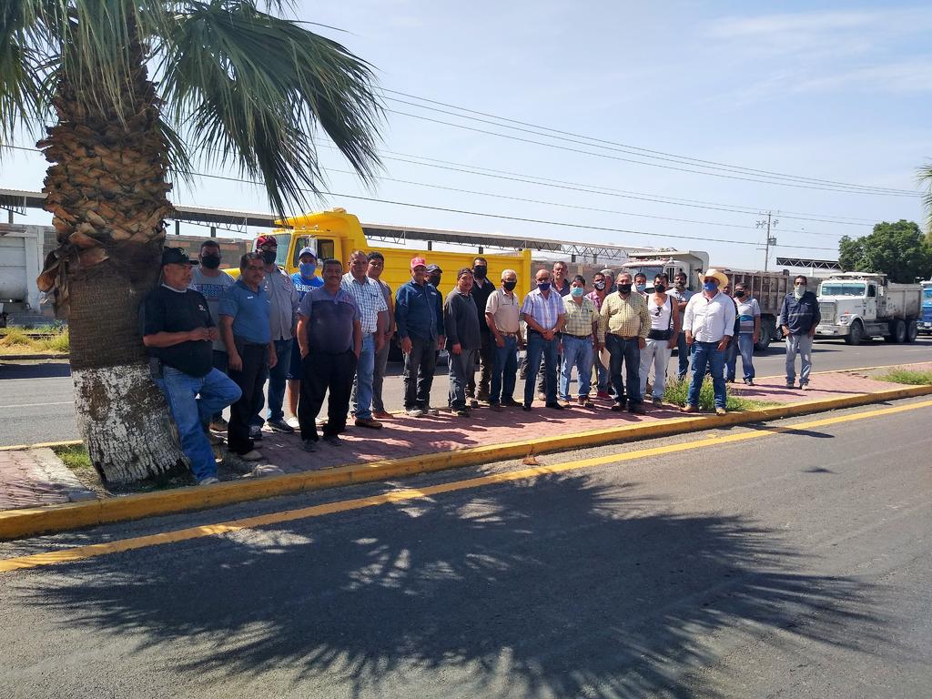 Se manifiestan transportistas de Gómez Palacio en Subdirección