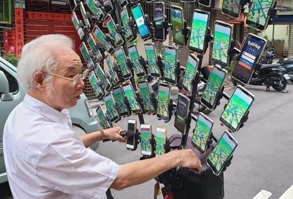 VIRAL: Abuelito juega Pokémon Go con 64 celulares a la vez