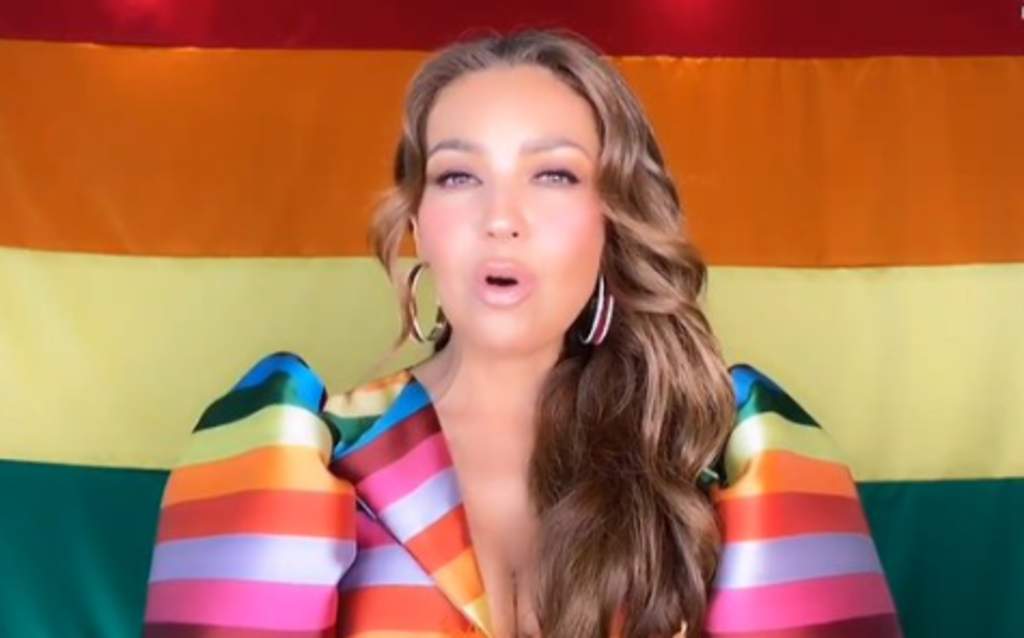 Thalía ondea la bandera multicolor en Marcha del Orgullo LGBT+