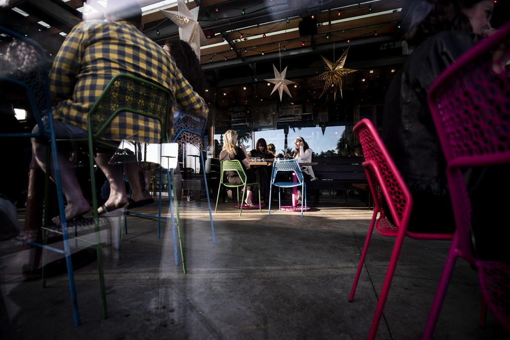 Algunos bares de California son cerrados para contener rebrote de COVID-19