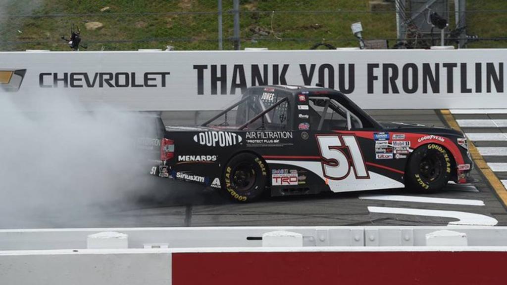 Brandon Jones triunfa en la carrera de camionetas de NASCAR