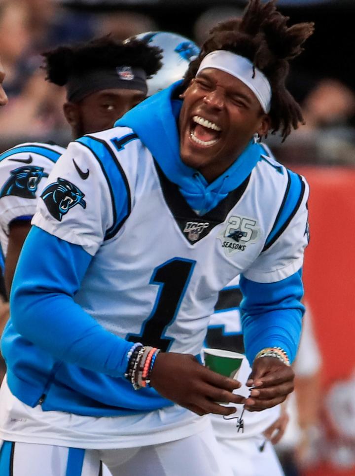 Cam Newton firma con los Patriotas