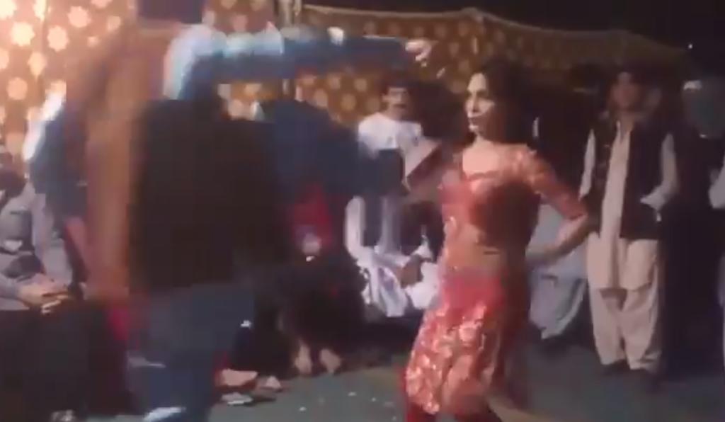 VIDEO: Mujer es golpeada por hombre mientras bailaba durante espectáculo
